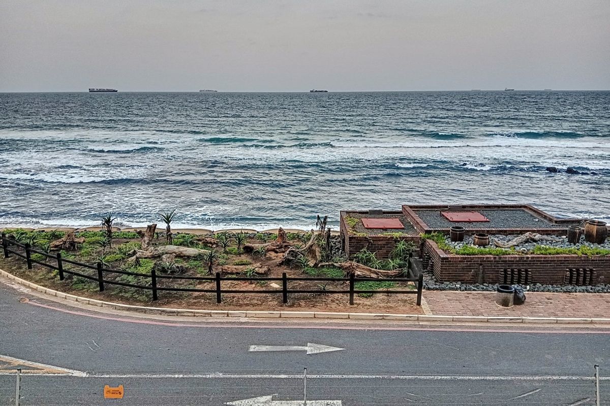 Beautiful Beachfront Apartment in Umdloti, North Coast of KwaZulu-Natal - Photo 2