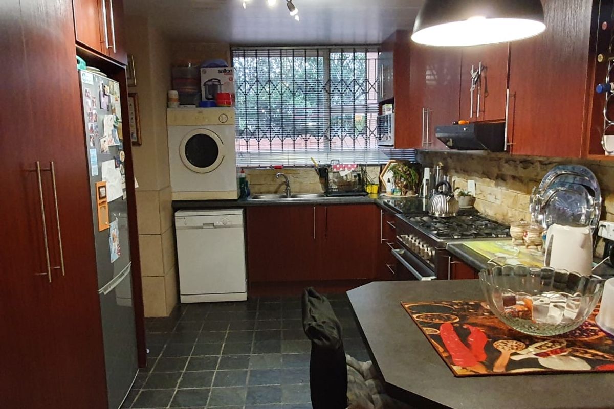 TOWNHOUSE FOR RENT In SW 1. - Photo 3