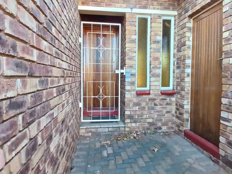 Facebrick townhouse to let in Sasolburg close to shopping centre - Photo 4