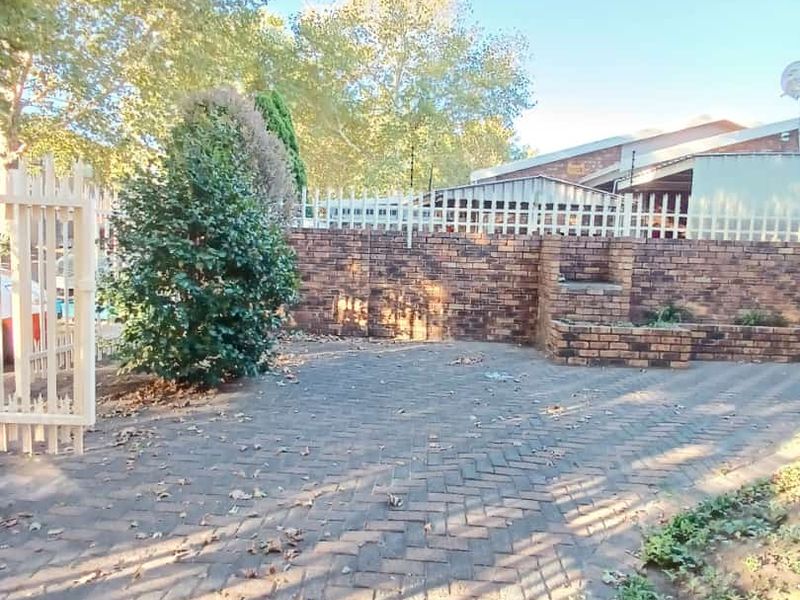 Facebrick townhouse to let in Sasolburg close to shopping centre - Photo 3