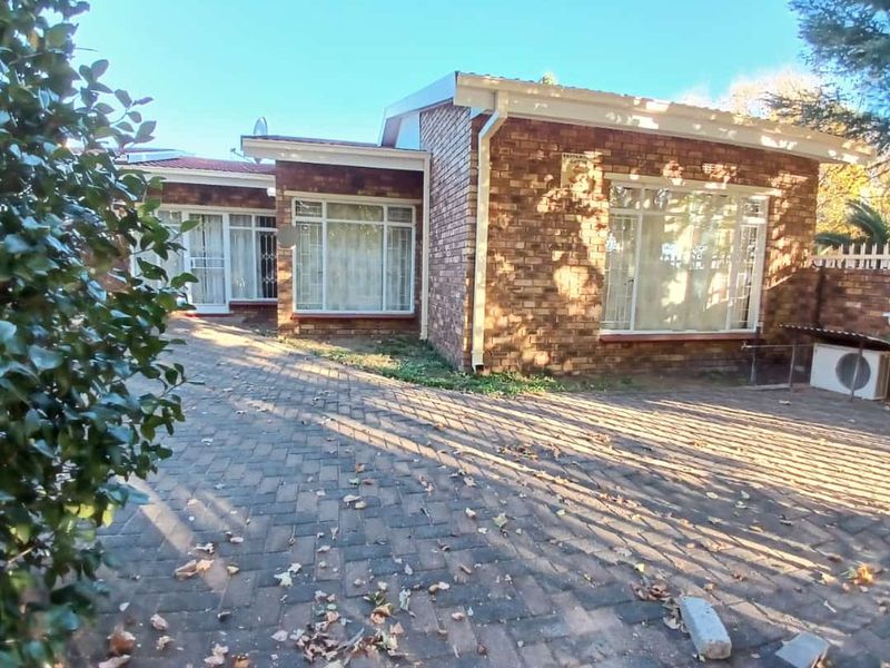 Facebrick townhouse to let in Sasolburg close to shopping centre - Photo 1