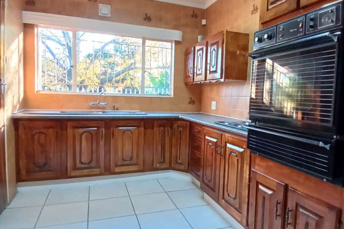 Facebrick townhouse to let in Sasolburg close to shopping centre - Photo 2