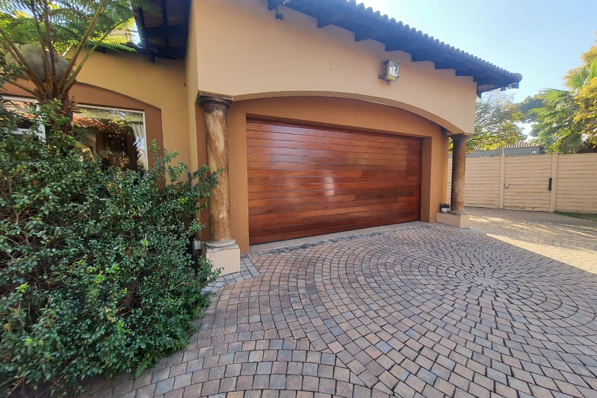 Magnificent Gem In SW 5 Proper Area For Sale.... - Photo 2