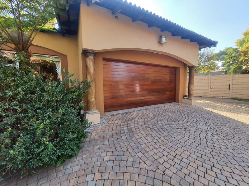 Magnificent Gem In SW 5 Proper Area For Sale.... - Photo 2