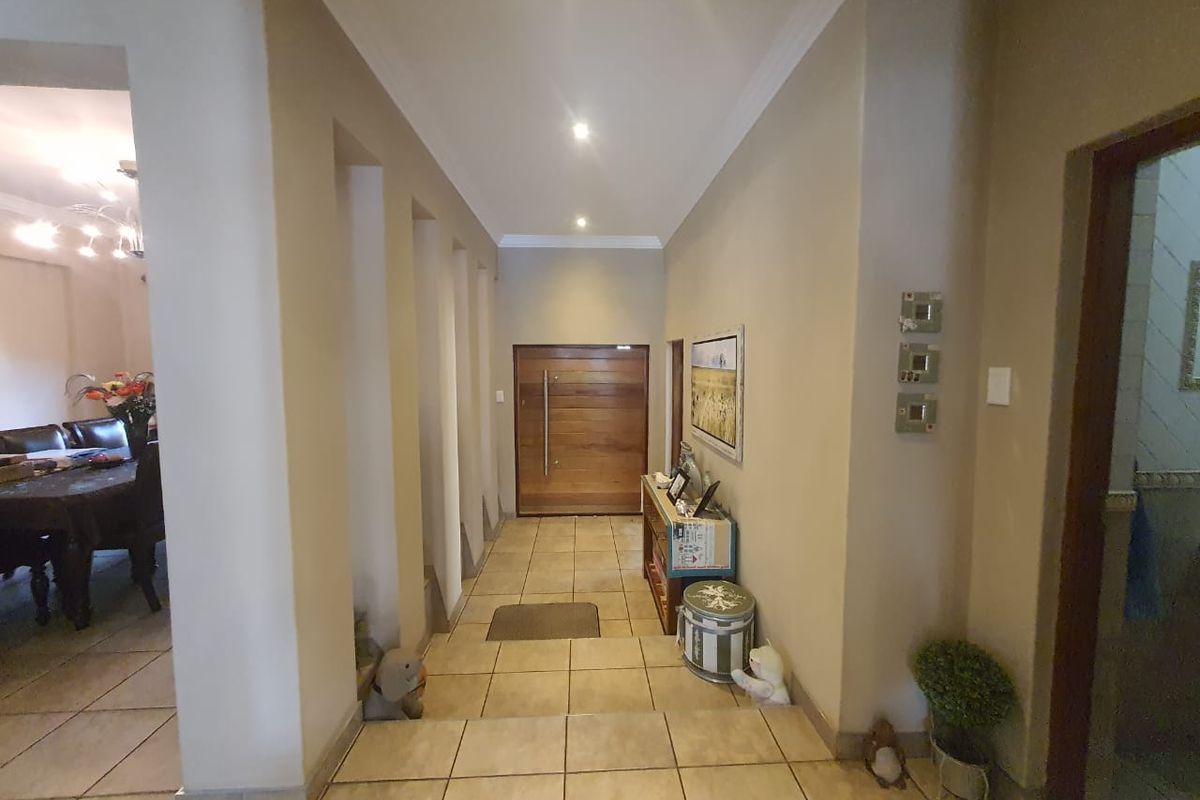 Magnificent Gem In SW 5 Proper Area For Sale.... - Photo 3