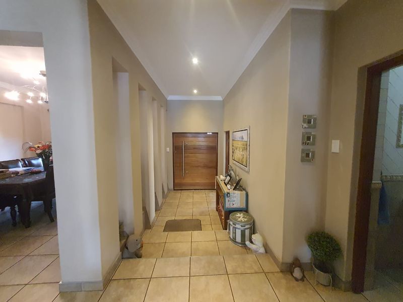 Magnificent Gem In SW 5 Proper Area For Sale.... - Photo 3