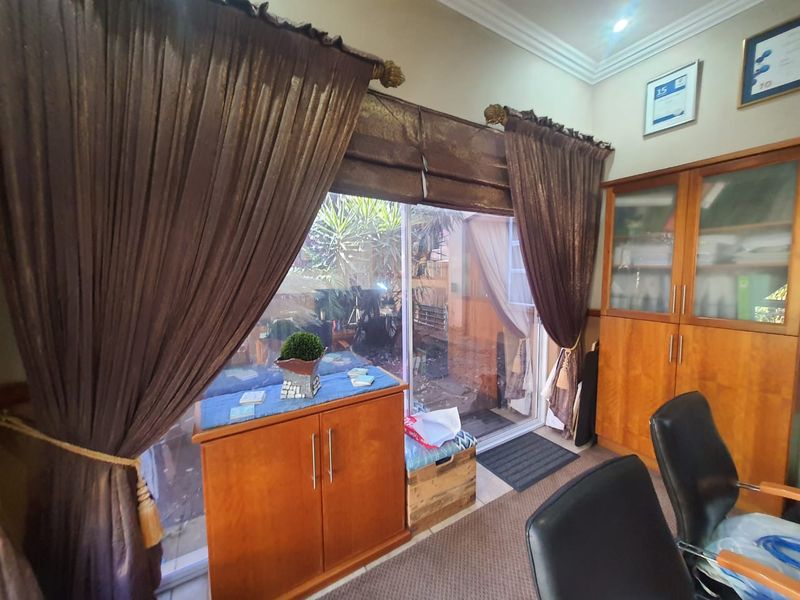 Magnificent Gem In SW 5 Proper Area For Sale.... - Photo 8