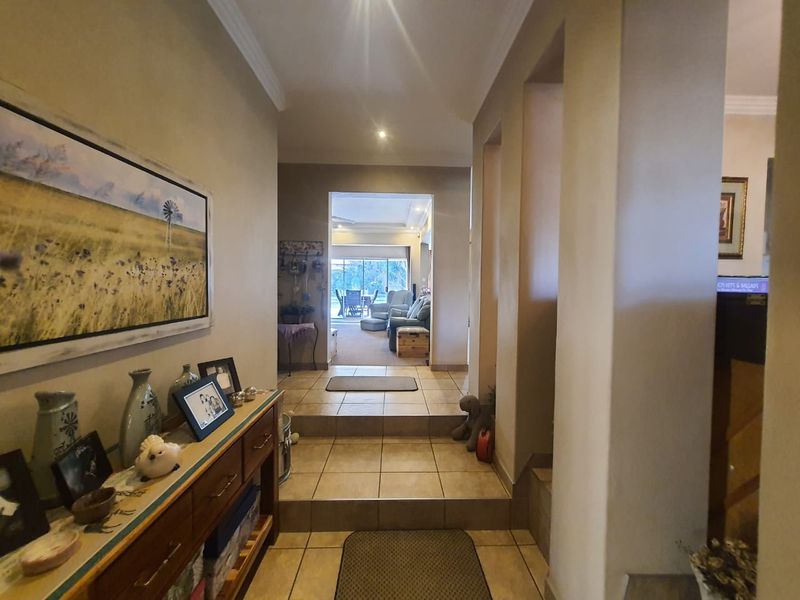 Magnificent Gem In SW 5 Proper Area For Sale.... - Photo 9