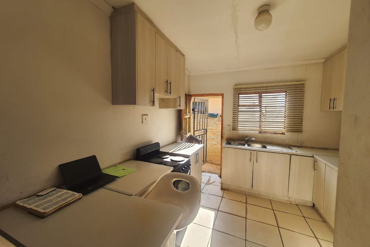 Miami Sands Investment Property....With TLC This Can Be Yours To Own. - Photo 4