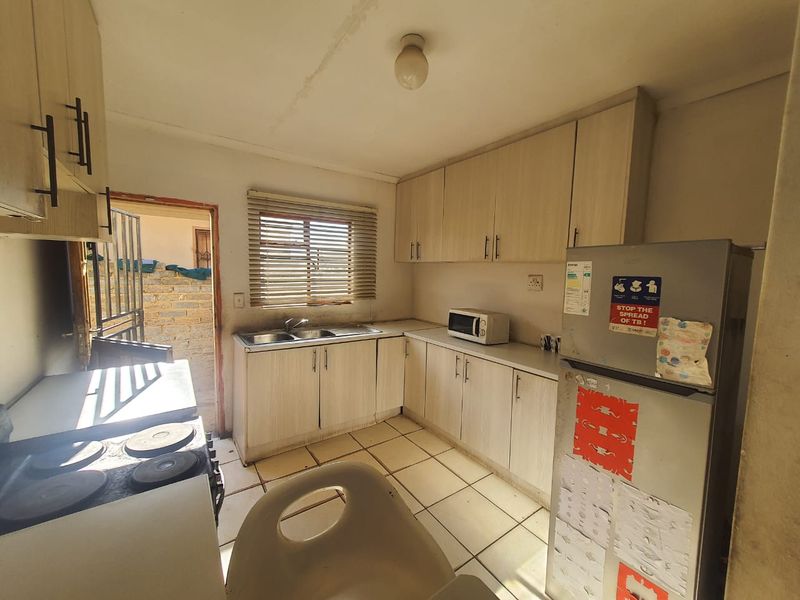 Miami Sands Investment Property....With TLC This Can Be Yours To Own. - Photo 3