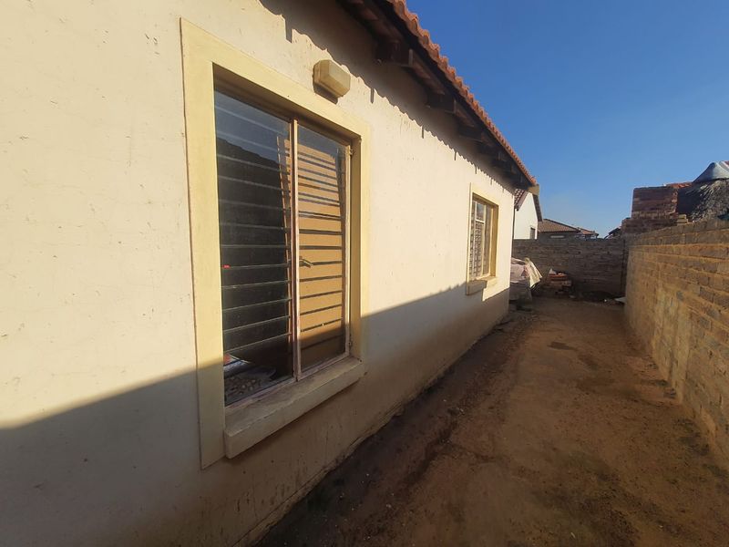 Miami Sands Investment Property....With TLC This Can Be Yours To Own. - Photo 2
