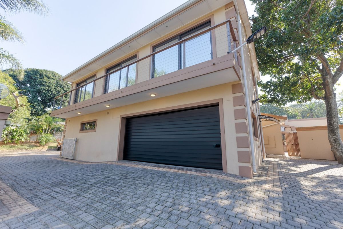 Elegant 5-Bedroom Family Home with Separate Flatlet, Pool, and Expansive Garden in Ballito Central - Photo 3