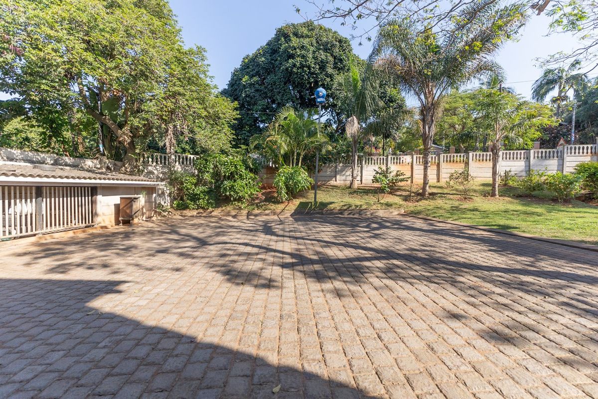 Elegant 5-Bedroom Family Home with Separate Flatlet, Pool, and Expansive Garden in Ballito Central - Photo 5