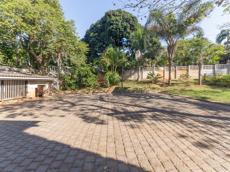 Elegant 5-Bedroom Family Home with Separate Flatlet, Pool, and Expansive Garden in Ballito Central - Photo 5
