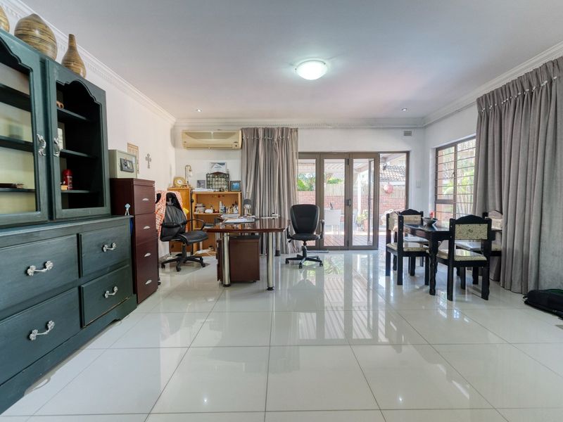 Elegant 5-Bedroom Family Home with Separate Flatlet, Pool, and Expansive Garden in Ballito Central - Photo 7