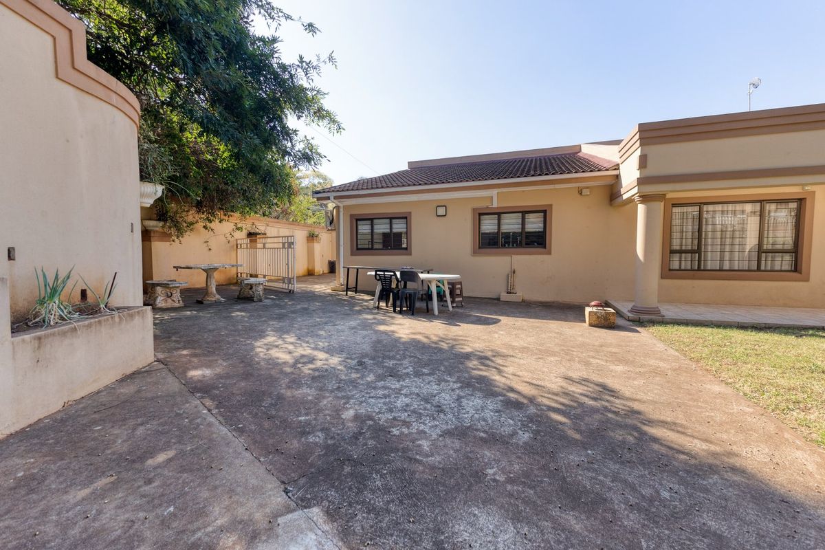 Elegant 5-Bedroom Family Home with Separate Flatlet, Pool, and Expansive Garden in Ballito Central - Photo 4