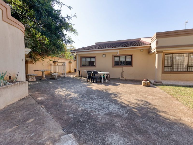 Elegant 5-Bedroom Family Home with Separate Flatlet, Pool, and Expansive Garden in Ballito Central - Photo 4