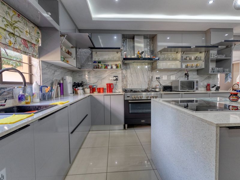 Elegant 5-Bedroom Family Home with Separate Flatlet, Pool, and Expansive Garden in Ballito Central - Photo 9