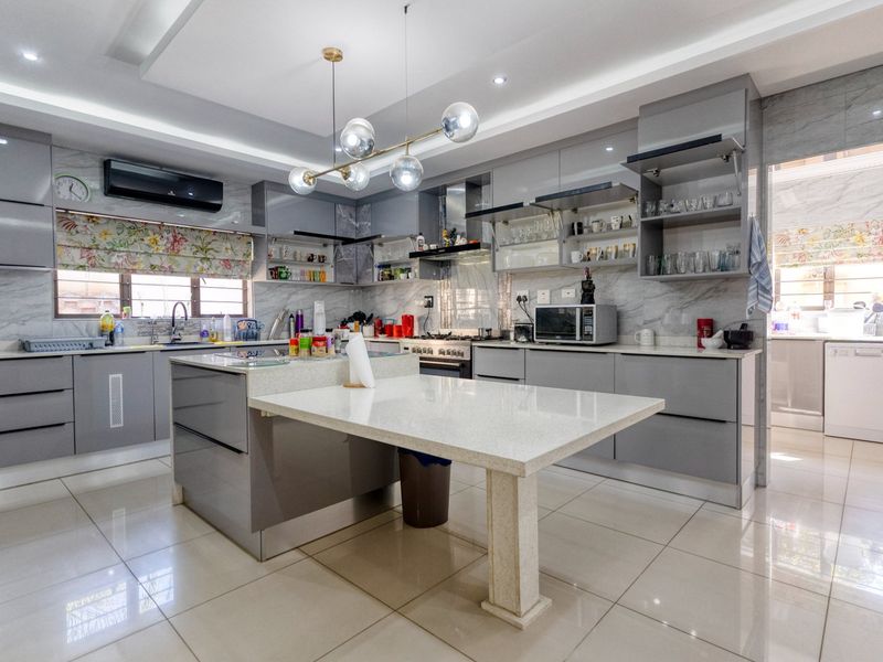 Elegant 5-Bedroom Family Home with Separate Flatlet, Pool, and Expansive Garden in Ballito Central - Photo 8