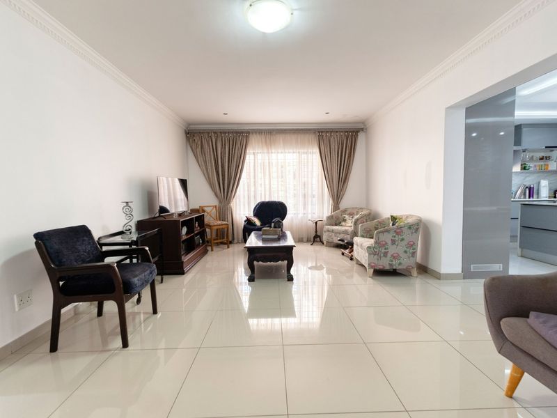 Elegant 5-Bedroom Family Home with Separate Flatlet, Pool, and Expansive Garden in Ballito Central - Photo 6