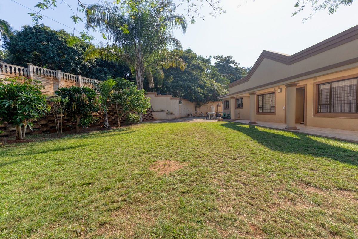 Elegant 5-Bedroom Family Home with Separate Flatlet, Pool, and Expansive Garden in Ballito Central - Photo 2