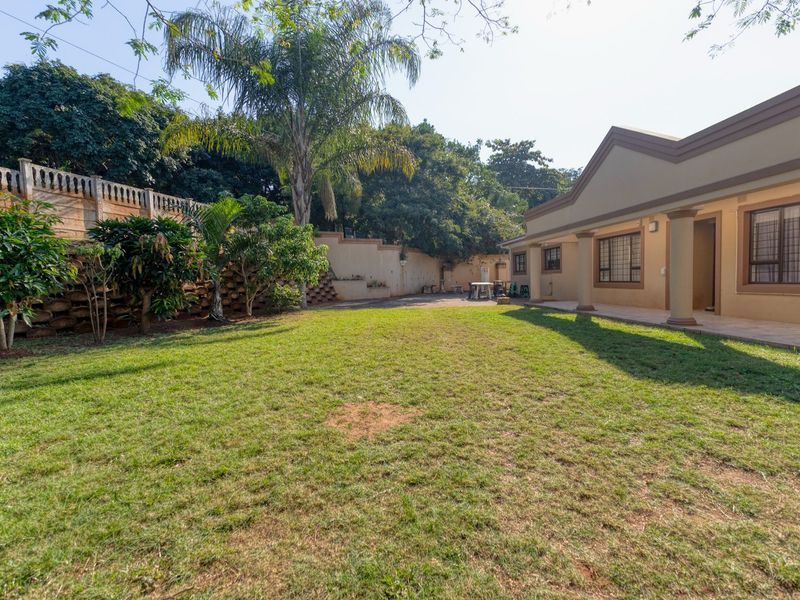 Elegant 5-Bedroom Family Home with Separate Flatlet, Pool, and Expansive Garden in Ballito Central - Photo 2