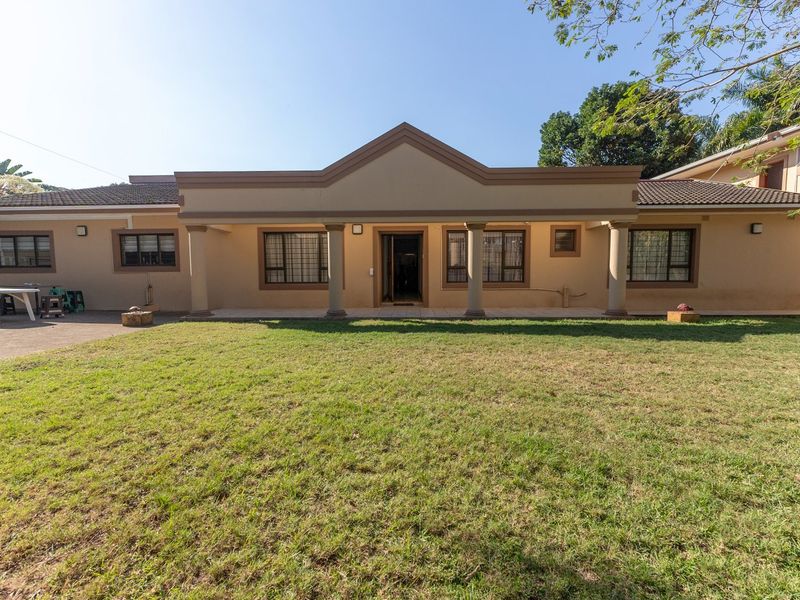 Elegant 5-Bedroom Family Home with Separate Flatlet, Pool, and Expansive Garden in Ballito Central - Photo 1