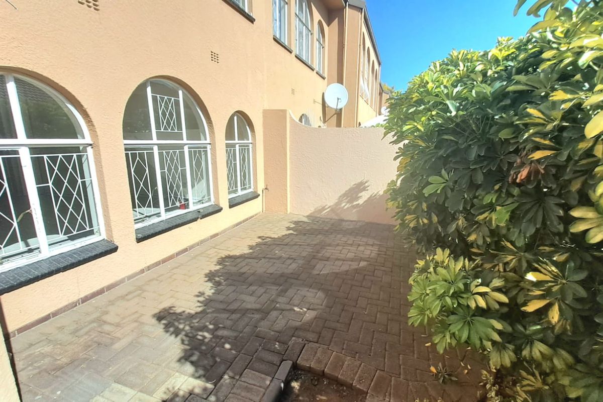 COZY DUPLEX TOWNHOUSE UP FOR GRABS IN THREE RIVERS PROPER. - Photo 2