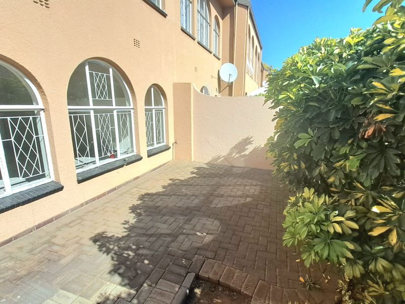 COZY DUPLEX TOWNHOUSE UP FOR GRABS IN THREE RIVERS PROPER. - Photo 2