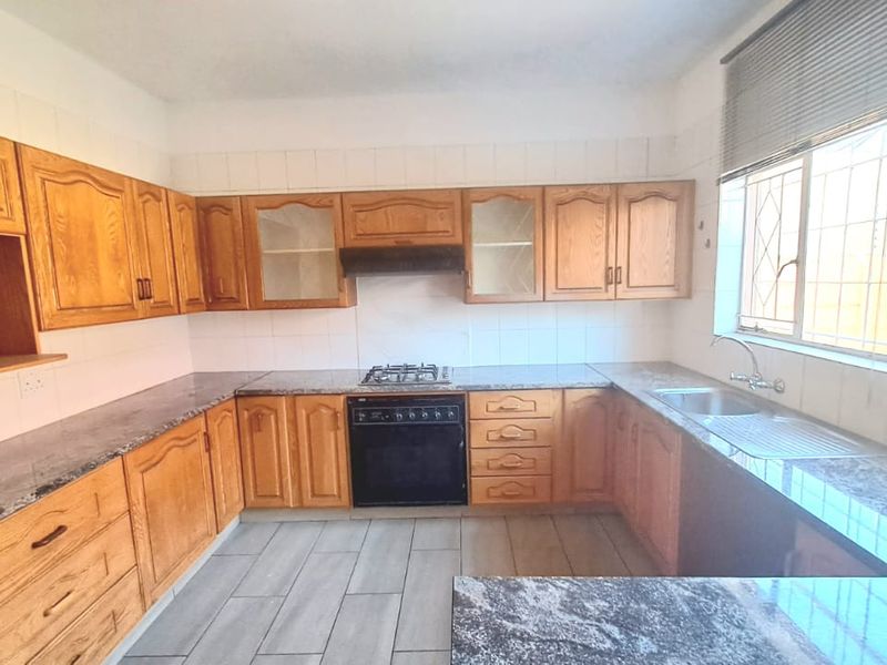 COZY DUPLEX TOWNHOUSE UP FOR GRABS IN THREE RIVERS PROPER. - Photo 8