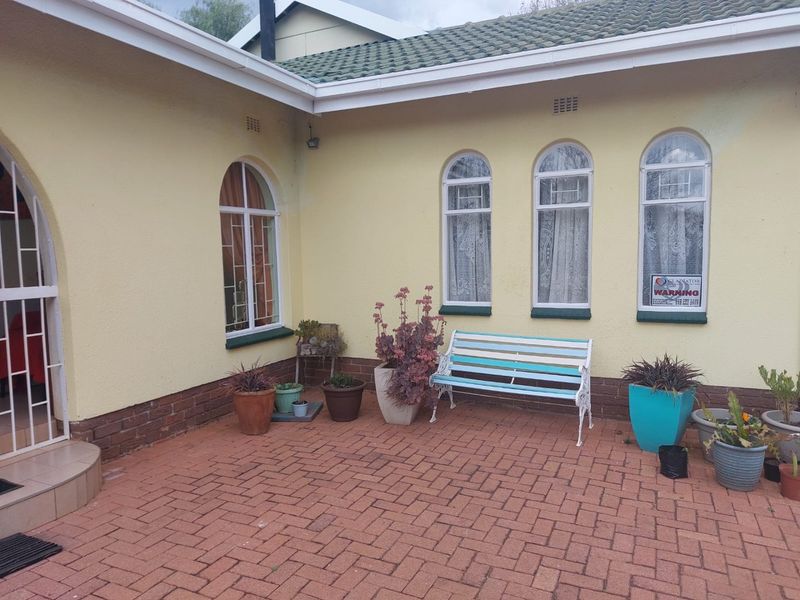 Lovely home with business potential close to CBD with Borehole - Photo 2