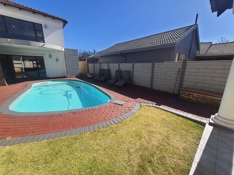 The Potential Is There To Have A Completely Renovated Property With High End Finishing's - Photo 6