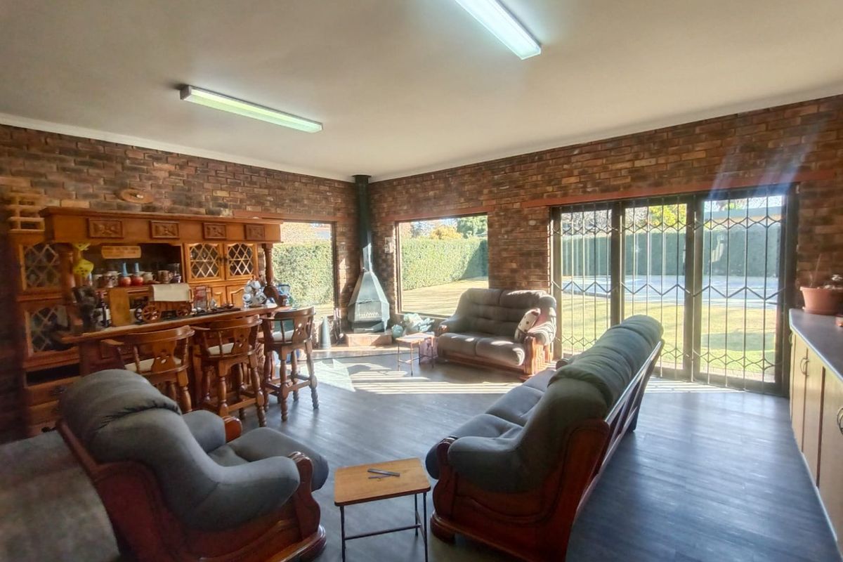 Lovely Low Maintenance House That Can Now Be Yours Now... - Photo 3