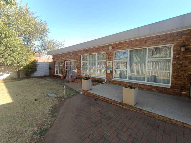 Lovely Low Maintenance House That Can Now Be Yours Now... - Photo 2