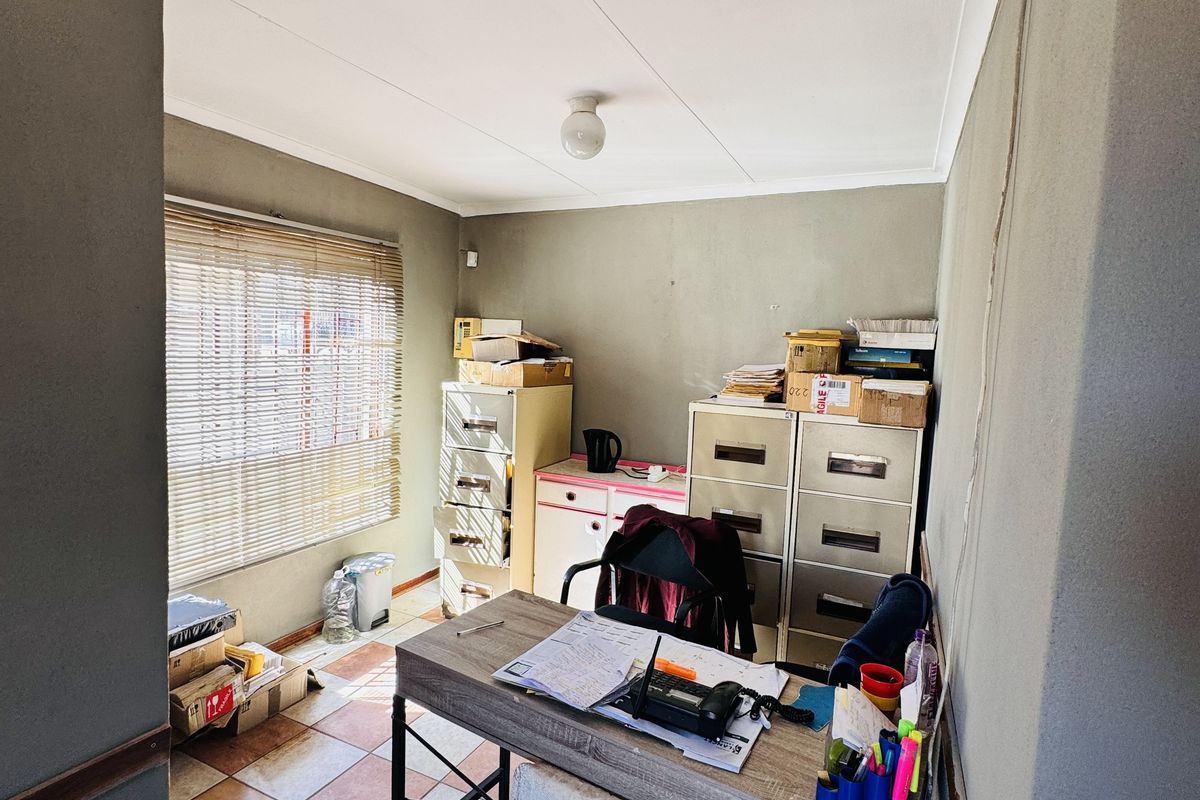 Three bedroom Home With Business Zoning-Ideal For Living or Working - Photo 5