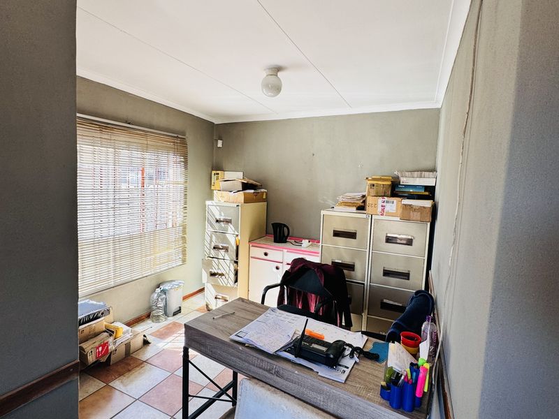 Three bedroom Home With Business Zoning-Ideal For Living or Working - Photo 5