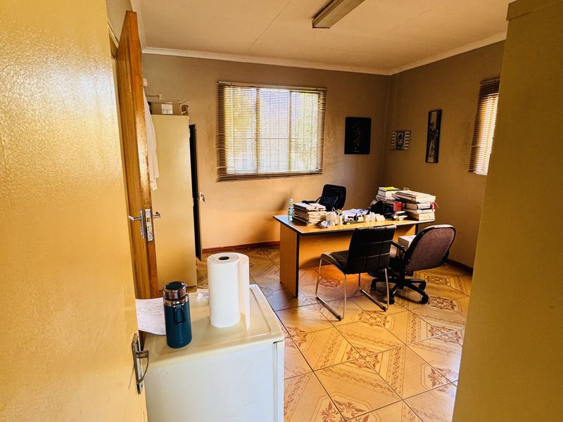 Three bedroom Home With Business Zoning-Ideal For Living or Working - Photo 4