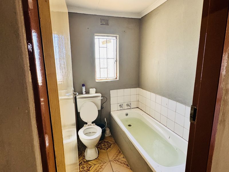 Three bedroom Home With Business Zoning-Ideal For Living or Working - Photo 6