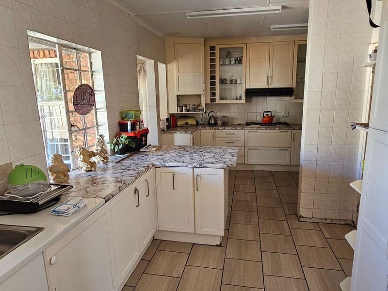 4 Bedroom house Welgelegen Polokwane with Borehole - Photo 7