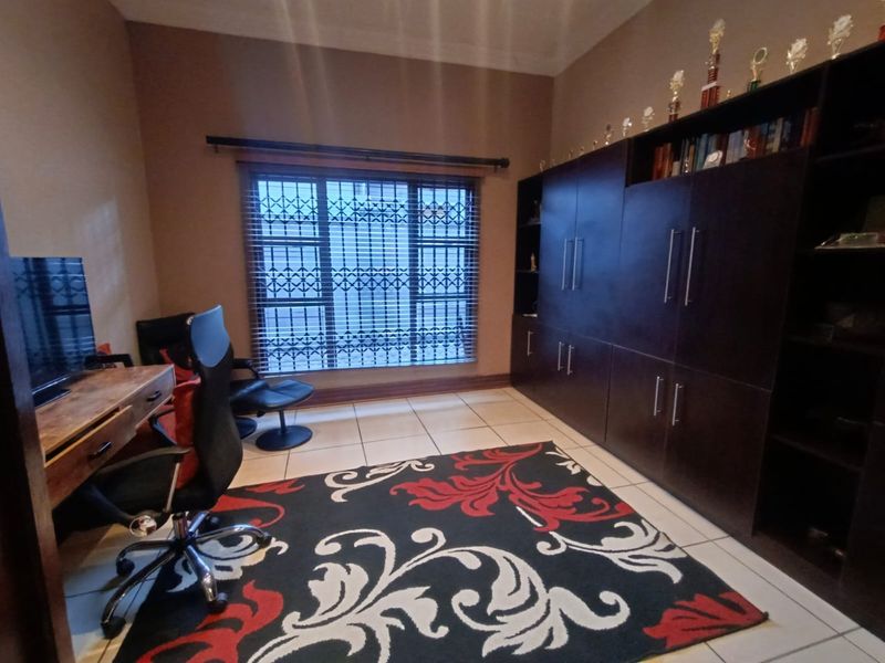 The Leader/Far Ahead - Photo 8