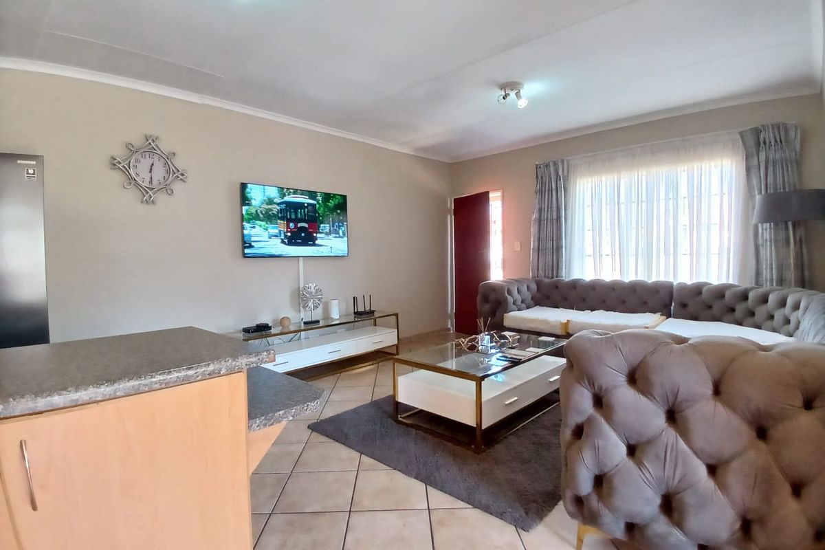 Modern, spacious, townhouse for sale in Vanderbijlpark - Photo 4
