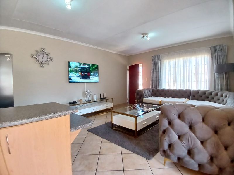 Modern, spacious, townhouse for sale in Vanderbijlpark - Photo 4