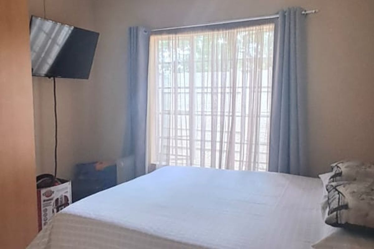 Modern, spacious, townhouse for sale in Vanderbijlpark - Photo 3