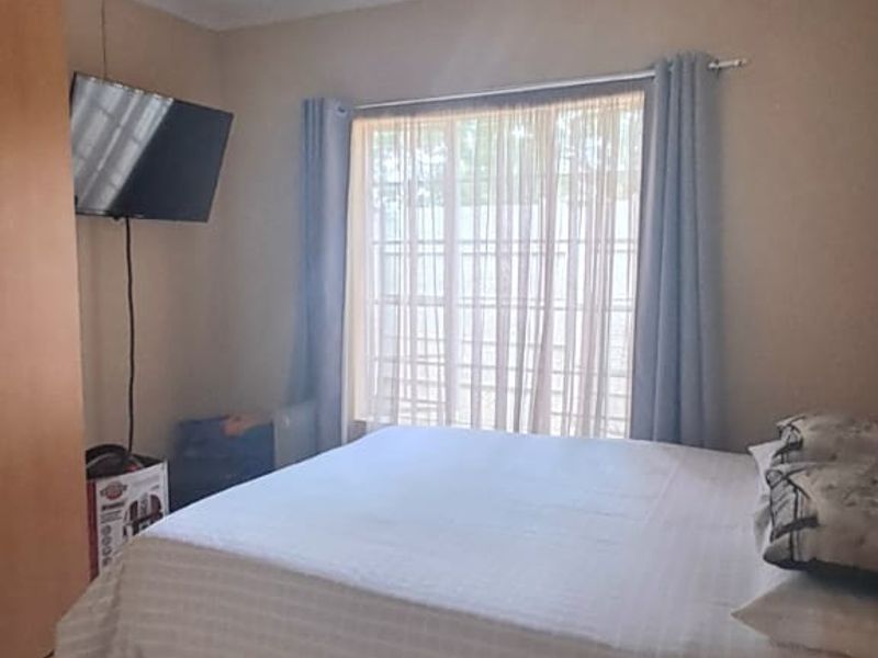 Modern, spacious, townhouse for sale in Vanderbijlpark - Photo 3