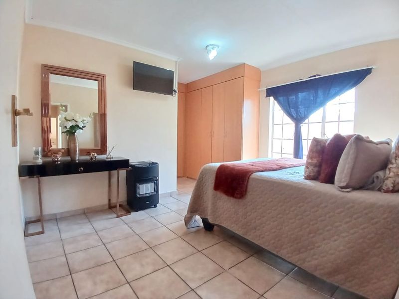 Modern, spacious, townhouse for sale in Vanderbijlpark - Photo 10