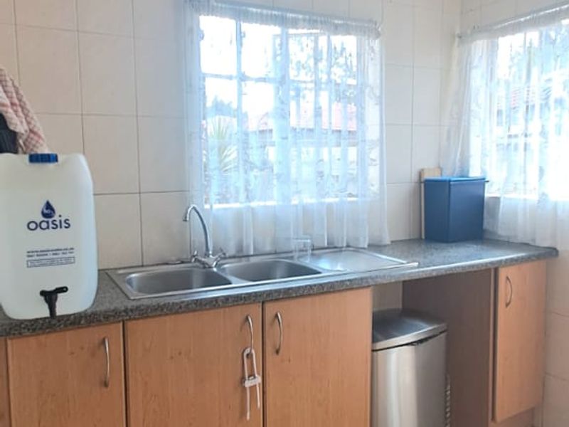 Modern, spacious, townhouse for sale in Vanderbijlpark - Photo 7