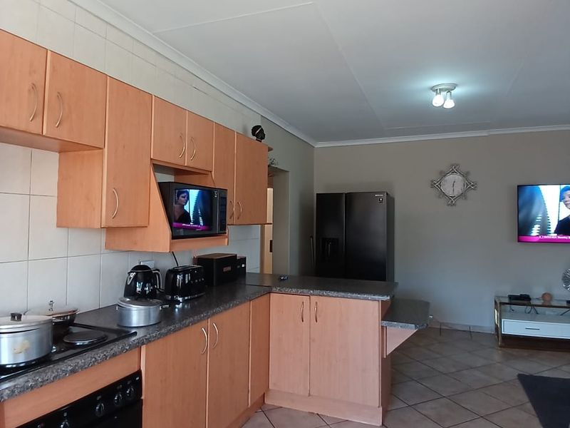 Modern, spacious, townhouse for sale in Vanderbijlpark - Photo 8