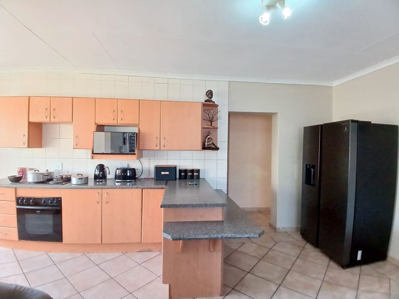 Modern, spacious, townhouse for sale in Vanderbijlpark - Photo 6