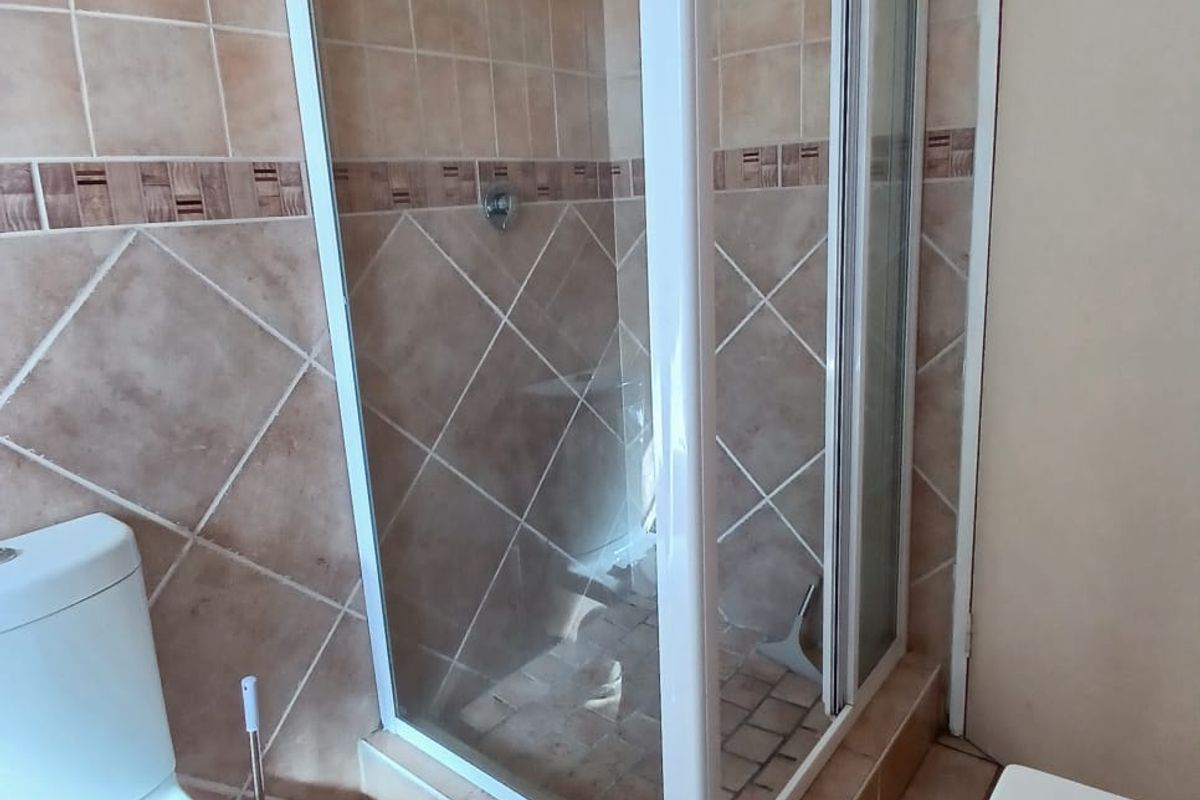 Modern, spacious, townhouse for sale in Vanderbijlpark - Photo 2