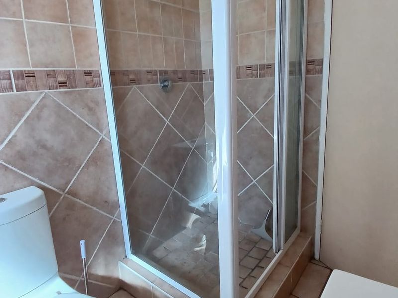 Modern, spacious, townhouse for sale in Vanderbijlpark - Photo 2